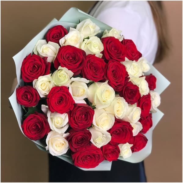 Букет из 35 красных и белых роз