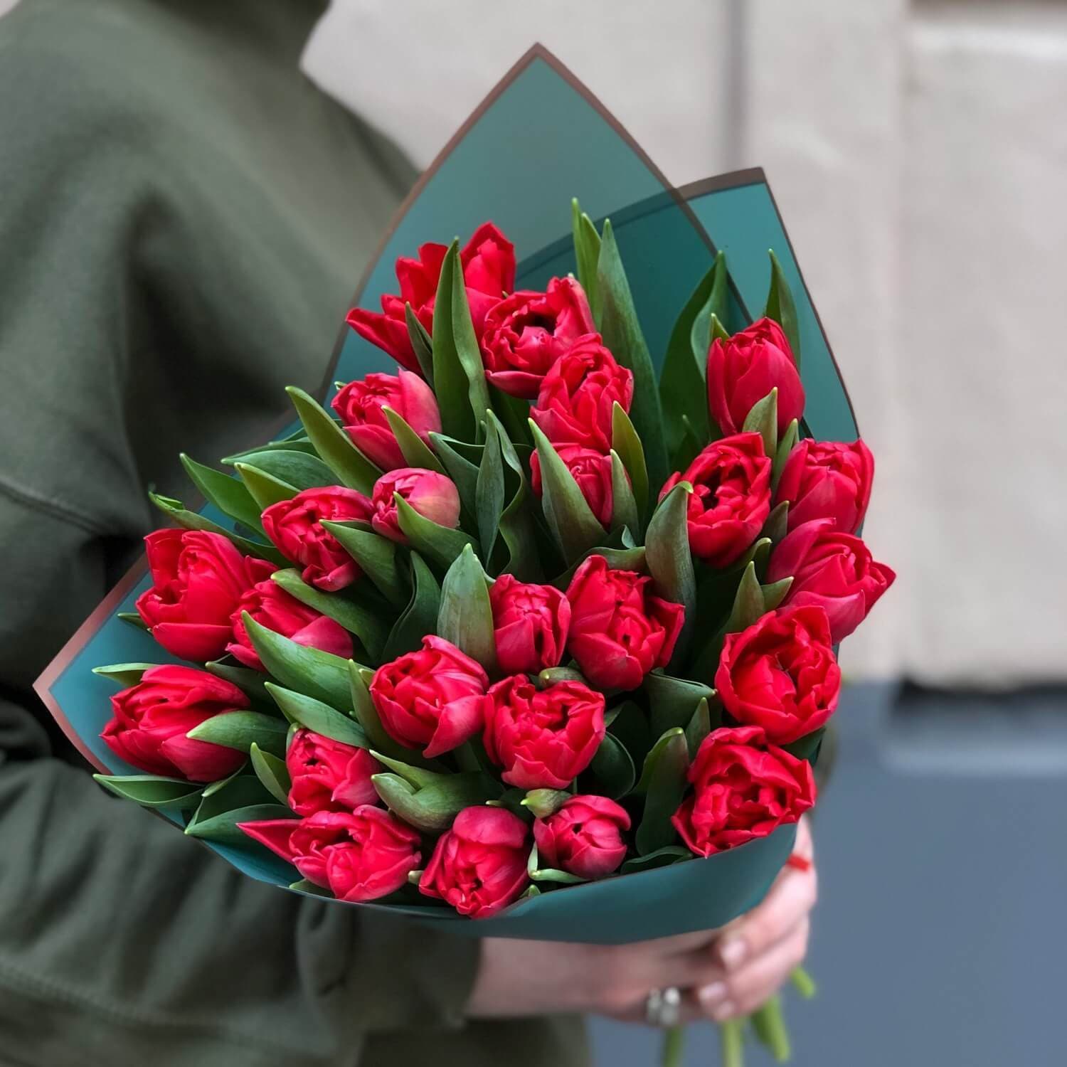 Букет из 19 красных тюльпанов