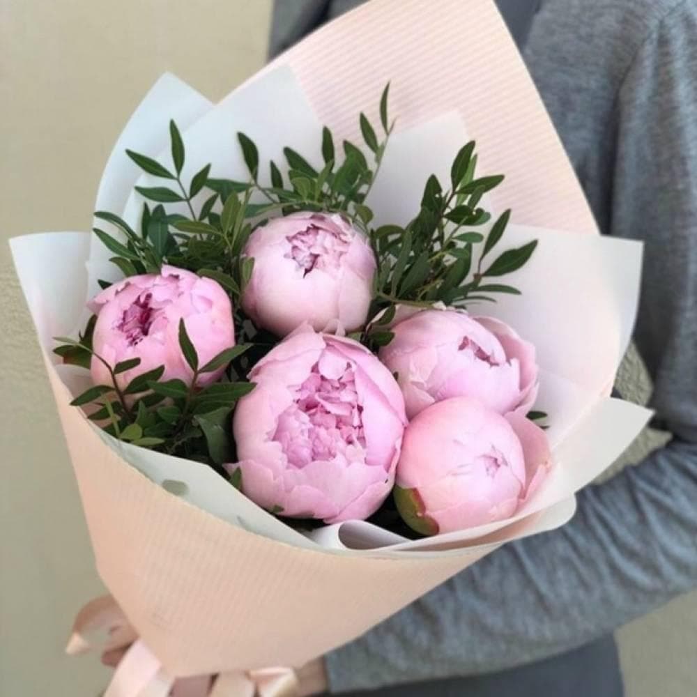 Букет из 5 розовых пионов
