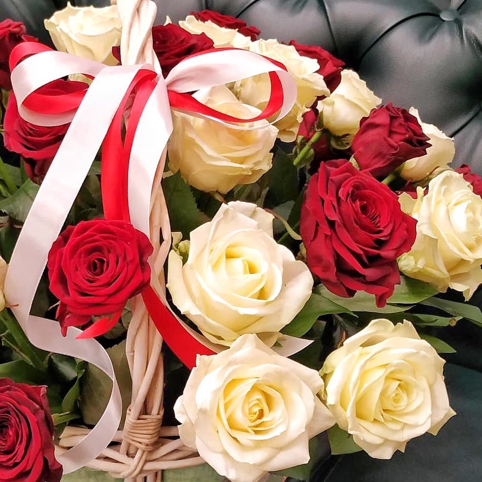 Корзина из 35 красных и белых роз