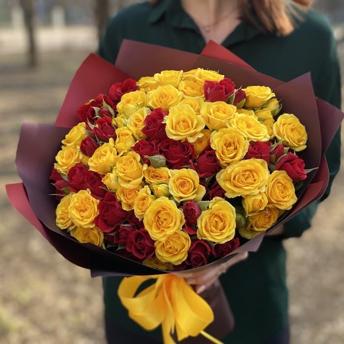 Букет из 25 красных и желтых кустовых роз