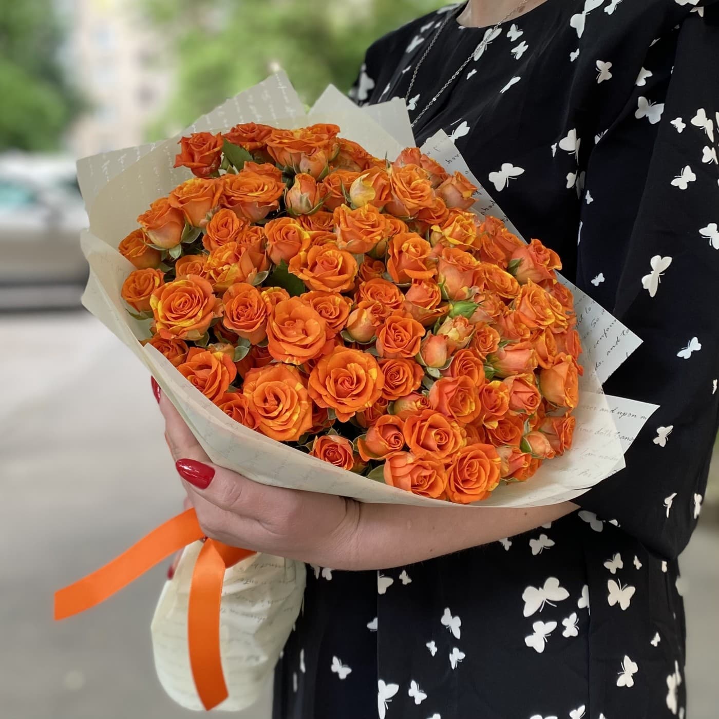 Букет из 11 оранжевых кустовых роз