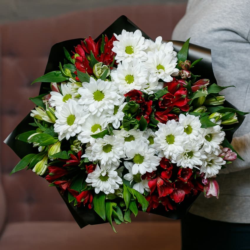 Букет из ромашек и альстромерий