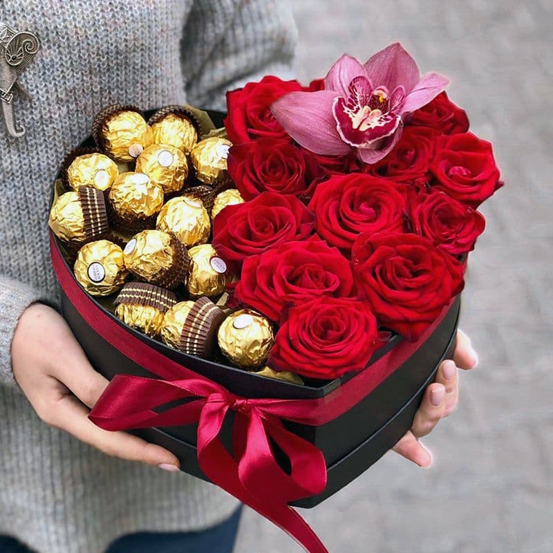 Цветы в коробке с конфетами Ferrero Rocher