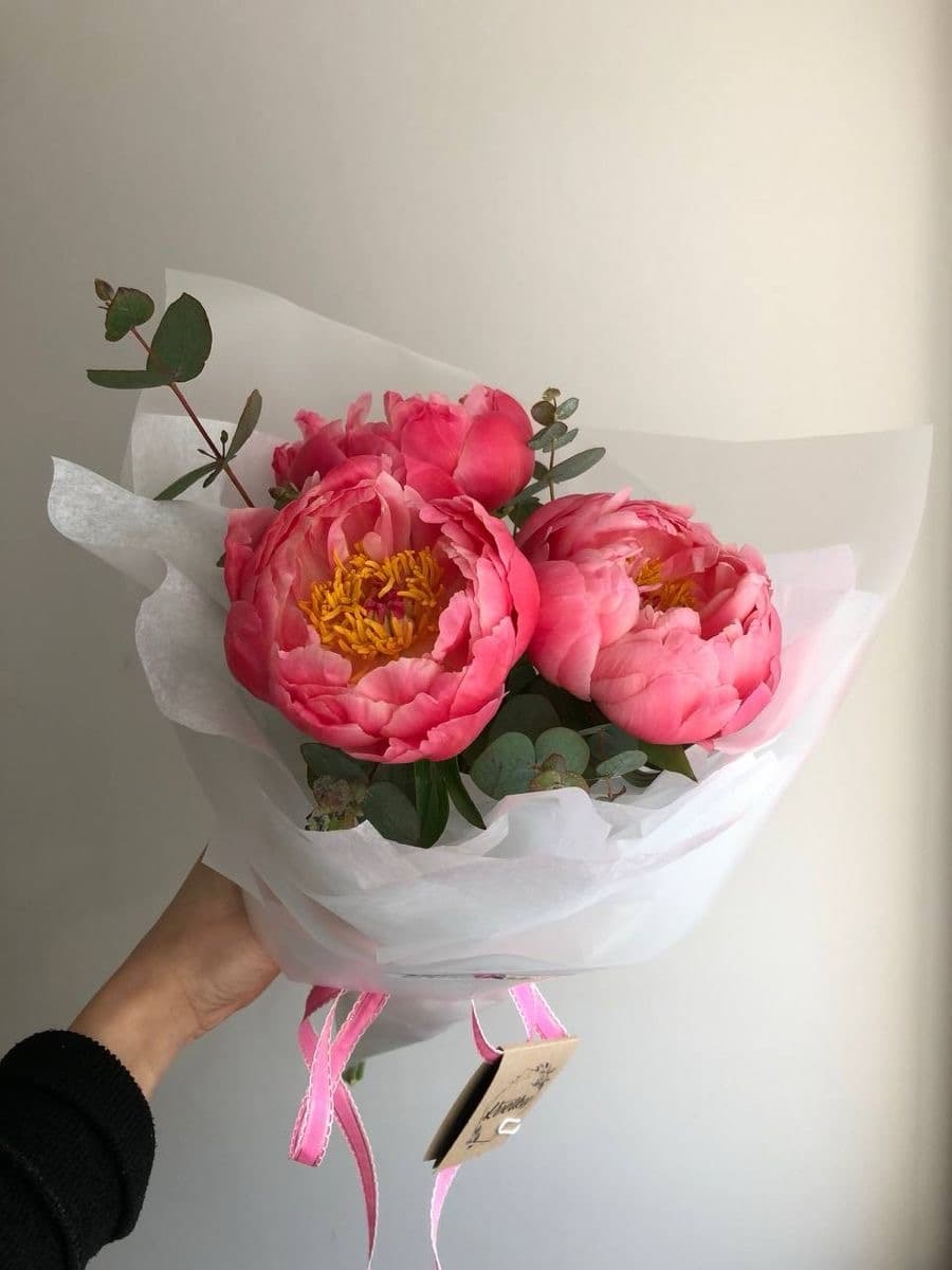 Букет из 3 коралловых пионов