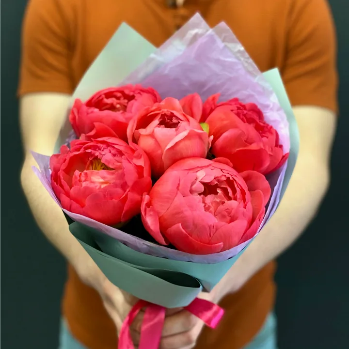 Букет из 5 коралловых пионов