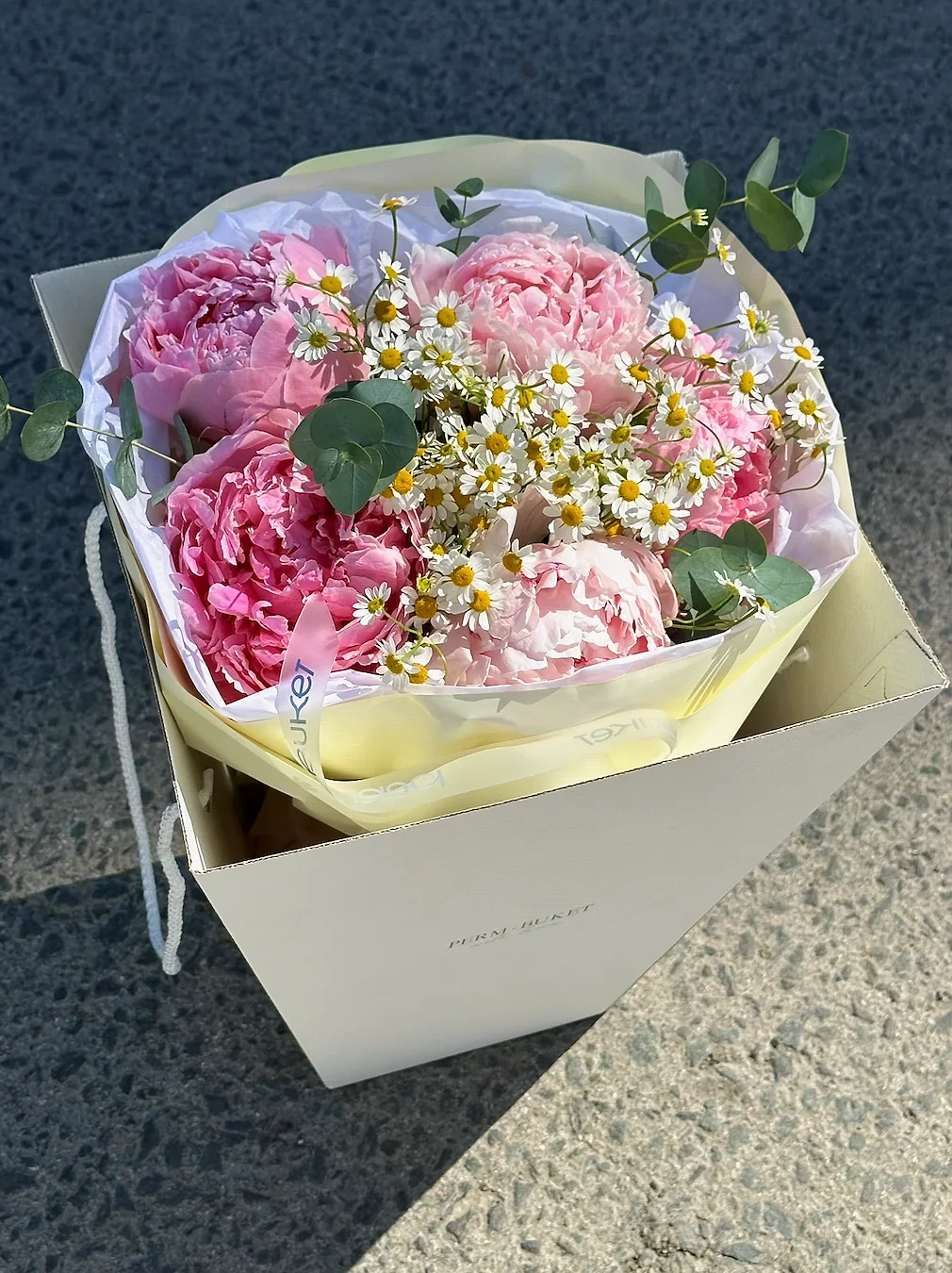 Букет из 5 пионов и ромашек