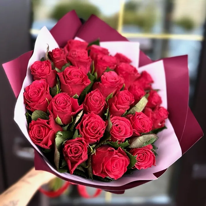 Букет из 25 кенийских малиновых роз