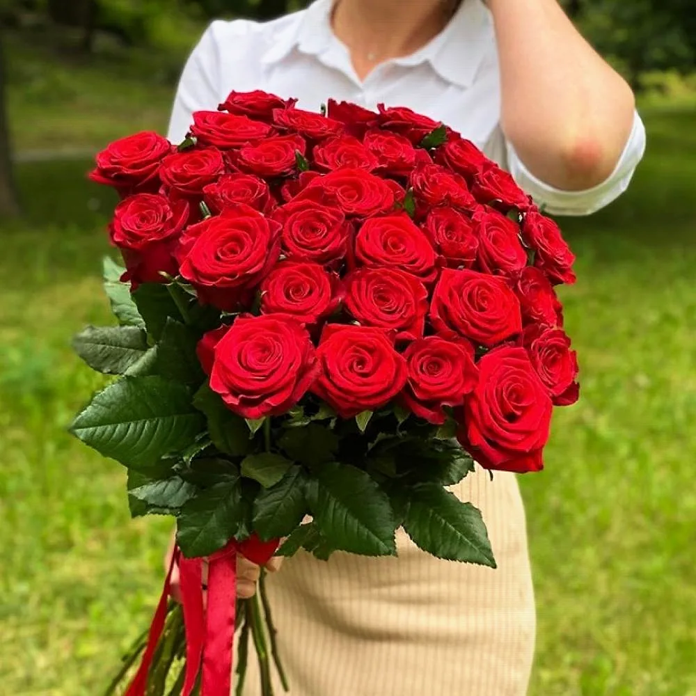Букет из 25 красных роз 70 см