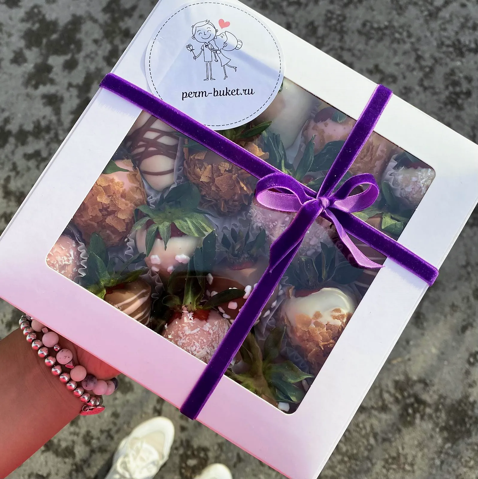 Клубника в шоколаде 16 шт с посыпкой